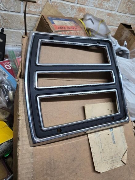 TAIL BEZEL