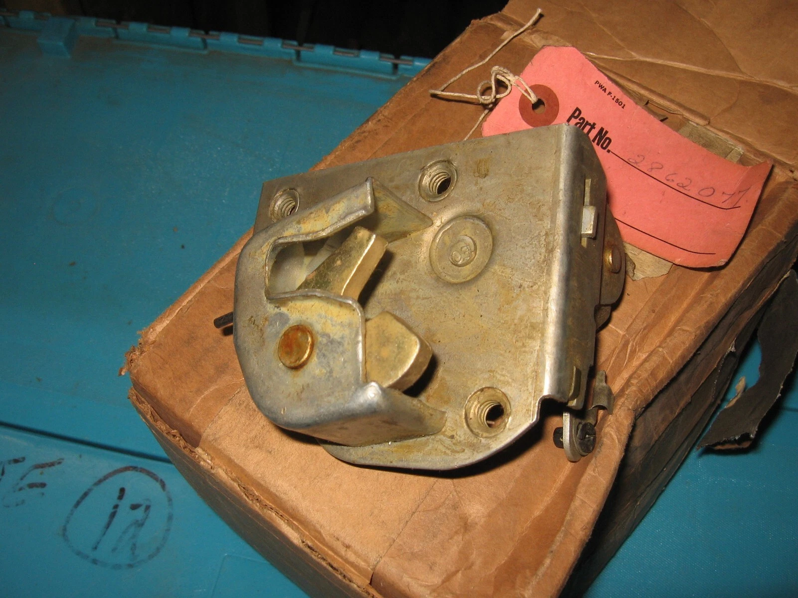 NOS Mopar Left Upper Tailgate Latch 1968-70 B Body Station Wagons - Image 2