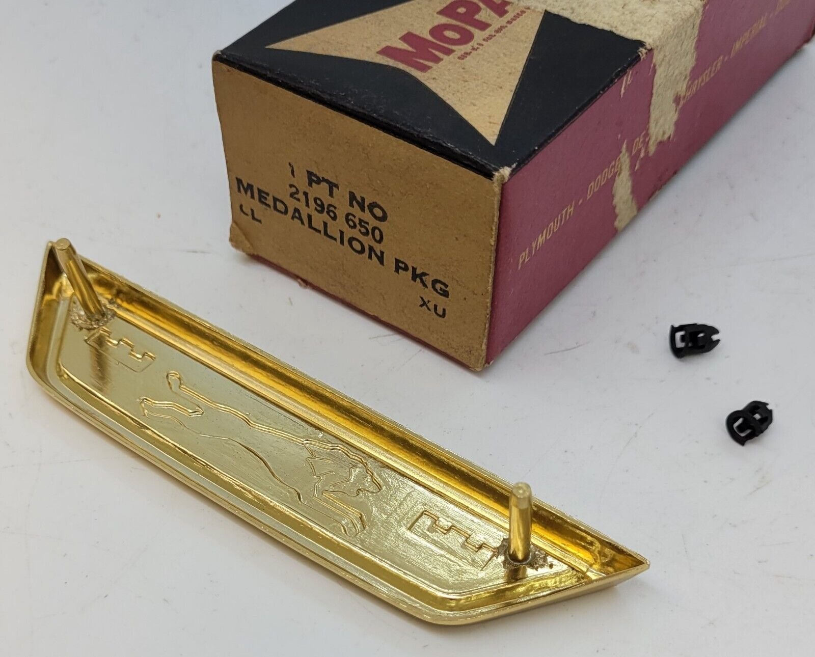 NOS Mopar Trunk Medallion 1960 Chrysler New Yorker - Image 2