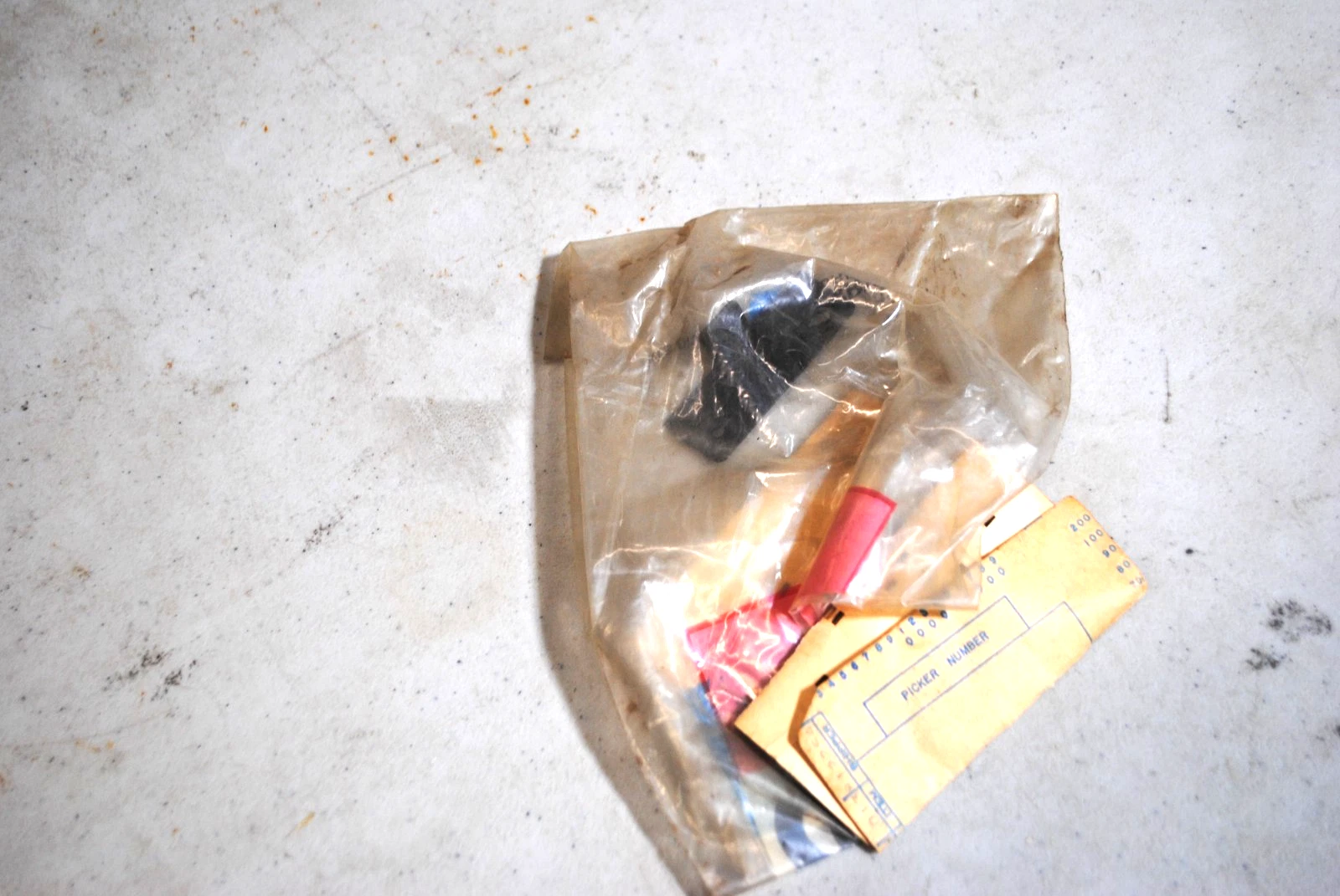 GLOVE BOX DOOR CATCH