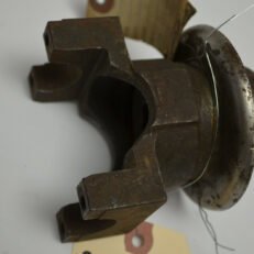 REAR AXLE YOKE